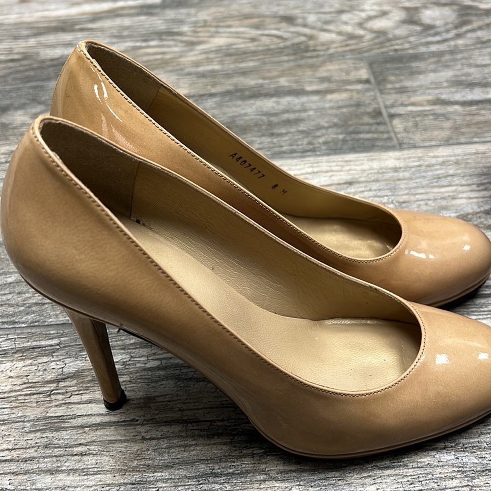 Beige Round Toe Stuart Weitzman Heel In A Size 38… - image 4